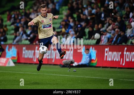 MELBOURNE, AUSTRALIEN - 29. APRIL: Lachlan Jackson von Newcastle Jets kontrolliert den Ball während des Hyundai A-League-Fußballspiels zwischen dem Melbourne City FC und den Newcastle Jets am 29. April 2021 im AAMI Park in Melbourne, Australien. Stockfoto