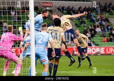 MELBOURNE, AUSTRALIEN - 29. APRIL: Lachlan Jackson von Newcastle Jets leitet den Ball beim Hyundai A-League-Fußballspiel zwischen dem Melbourne City FC und den Newcastle Jets am 29. April 2021 im AAMI Park in Melbourne, Australien. Stockfoto