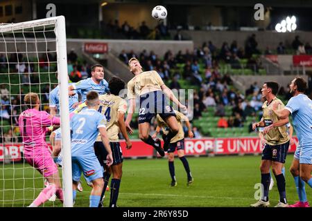 MELBOURNE, AUSTRALIEN - 29. APRIL: Lachlan Jackson von Newcastle Jets leitet den Ball beim Hyundai A-League-Fußballspiel zwischen dem Melbourne City FC und den Newcastle Jets am 29. April 2021 im AAMI Park in Melbourne, Australien. Stockfoto