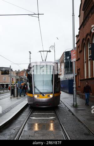 Eine Luas-Straßenbahn nach Connoly in Dublin, Irland. Stockfoto