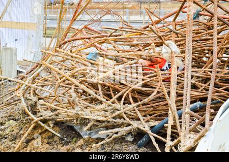 Eisenmetallisch rostige gelbe Stäbe von Industriegebäuden Wellverstärkung und Metallschrott. Textur, Hintergrund. Stockfoto