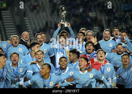 La Plata, Argentinien. 11. Juni 2023. Die Spieler von Uruguay feiern den Sieg nach dem Finale der FIFA-Weltmeisterschaft U20 zwischen Uruguay und Italien am 11. Juni 2023 in La Plata, Argentinien. Kredit: Martin Zabala/Xinhua/Alamy Live News Stockfoto