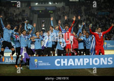 La Plata, Argentinien. 11. Juni 2023. Die Spieler von Uruguay feiern den Sieg nach dem Finale der FIFA-Weltmeisterschaft U20 zwischen Uruguay und Italien am 11. Juni 2023 in La Plata, Argentinien. Kredit: Martin Zabala/Xinhua/Alamy Live News Stockfoto