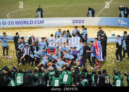 La Plata, Argentinien. 11. Juni 2023. Die Spieler von Uruguay feiern den Sieg nach dem Finale der FIFA-Weltmeisterschaft U20 zwischen Uruguay und Italien am 11. Juni 2023 in La Plata, Argentinien. Kredit: Wang Tiancong/Xinhua/Alamy Live News Stockfoto