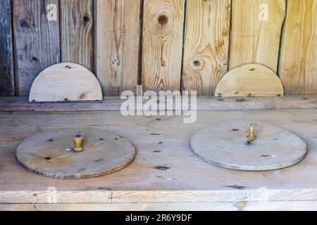 Altes Klo für zwei Personen mit Holzdeckel Stockfoto