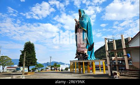 Xicotepec, Puebla, Mexiko - April 17 2023: Die monumentale Jungfrau von Guadalupe ist 23 Meter hoch und 120 Tonnen, seit 2010 eine Attraktion Stockfoto