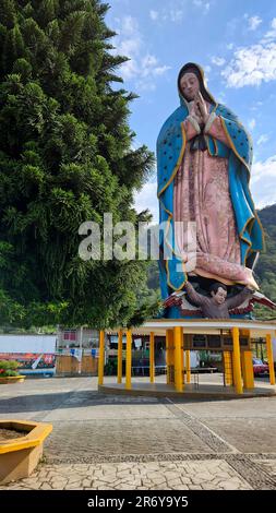 Xicotepec, Puebla, Mexiko - April 17 2023: Die monumentale Jungfrau von Guadalupe ist 23 Meter hoch und 120 Tonnen, seit 2010 eine Attraktion Stockfoto