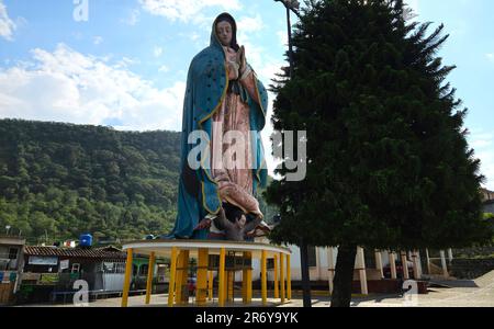 Xicotepec, Puebla, Mexiko - April 17 2023: Die monumentale Jungfrau von Guadalupe ist 23 Meter hoch und 120 Tonnen, seit 2010 eine Attraktion Stockfoto