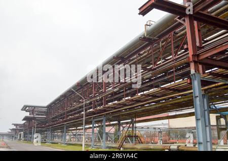 Industrieller Montagebock für Rohre. Eisenrohre in der Ölraffinerie, Petrochemiewerk. Pipeline. Stockfoto