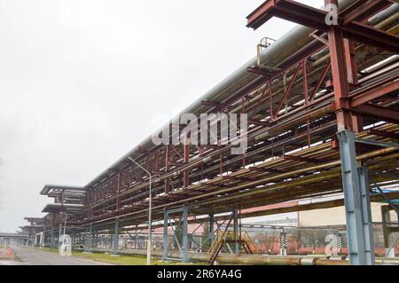 Industrieller Montagebock für Rohre. Eisenrohre in der Ölraffinerie, Petrochemiewerk. Pipeline. Stockfoto