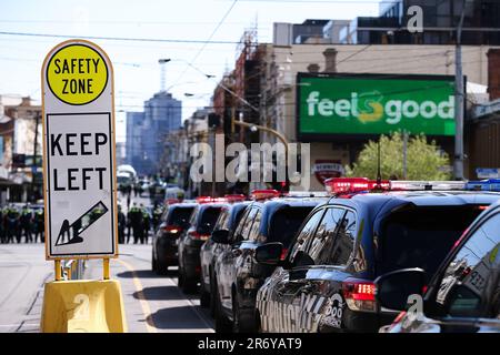 MELBOURNE, AUSTRALIEN - SEPTEMBER 18: Während des Protests zur Freiheit am 18. September 2021 in Melbourne, Australien, sind riesige Polizeizahlen zu sehen. Freiheitsproteste sind Teil einer international koordinierten Protestbewegung, die sich gegen COVID-19-Beschränkungen, Impfungen und Maßnahmen im Bereich der öffentlichen Gesundheit richtet. Stockfoto