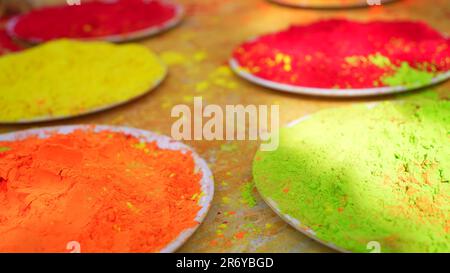 Farbenfrohes traditionelles holi-Pulver in Schüsseln, isoliert vor dem Hintergrund des Festivals. Happy holi Concept Indisches Farbfestival namens Holi Stockfoto