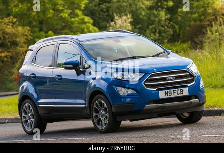 Stony Stratford, Großbritannien - Juni 4. 2023: 2020 blauer FORD ECOSPORT, der auf einer englischen Landstraße fährt. Stockfoto