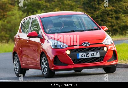 Stony Stratford, Großbritannien - Juni 4. 2023: 2019 rotes HYUNDAI I10SE Auto, das auf einer englischen Landstraße fährt. Stockfoto