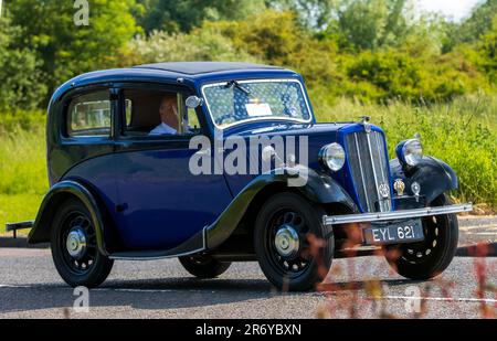 Stony Stratford, Großbritannien - Juni 4. 2023: 1938 blauer MORRIS-Oldtimer, der auf einer englischen Landstraße fährt Stockfoto