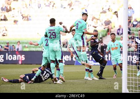 MELBOURNE, AUSTRALIEN - 05. DEZEMBER: Bruno Fornaroli von Perth Glory leitet den Ball beim A-League-Fußballspiel der Runde 3 zwischen Melbourne Victory und Perth Glory am 05. Dezember 2021 im AAMI Park in Melbourne, Australien. Stockfoto