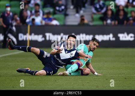 MELBOURNE, AUSTRALIEN - DEZEMBER 05: Stefan Nigro von Melbourne Victory und Bruno Fornaroli von Perth Glory fallen während des A-League-Fußballspiels der 3. Runde zwischen Melbourne Victory und Perth Glory im AAMI Park am 05. Dezember 2021 in Melbourne, Australien. Stockfoto