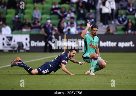 MELBOURNE, AUSTRALIEN - DEZEMBER 05: Stefan Nigro von Melbourne Victory und Bruno Fornaroli von Perth Glory fallen während des A-League-Fußballspiels der 3. Runde zwischen Melbourne Victory und Perth Glory im AAMI Park am 05. Dezember 2021 in Melbourne, Australien. Stockfoto