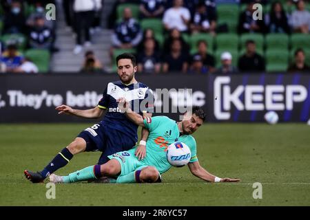 MELBOURNE, AUSTRALIEN - DEZEMBER 05: Stefan Nigro von Melbourne Victory und Bruno Fornaroli von Perth Glory fallen während des A-League-Fußballspiels der 3. Runde zwischen Melbourne Victory und Perth Glory im AAMI Park am 05. Dezember 2021 in Melbourne, Australien. Stockfoto