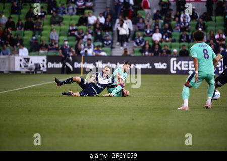 MELBOURNE, AUSTRALIEN - DEZEMBER 05: Stefan Nigro von Melbourne Victory und Bruno Fornaroli von Perth Glory fallen während des A-League-Fußballspiels der 3. Runde zwischen Melbourne Victory und Perth Glory im AAMI Park am 05. Dezember 2021 in Melbourne, Australien. Stockfoto