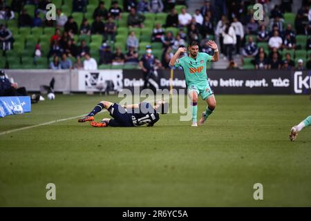 MELBOURNE, AUSTRALIEN - DEZEMBER 05: Stefan Nigro von Melbourne Victory und Bruno Fornaroli von Perth Glory fallen während des A-League-Fußballspiels der 3. Runde zwischen Melbourne Victory und Perth Glory im AAMI Park am 05. Dezember 2021 in Melbourne, Australien. Stockfoto