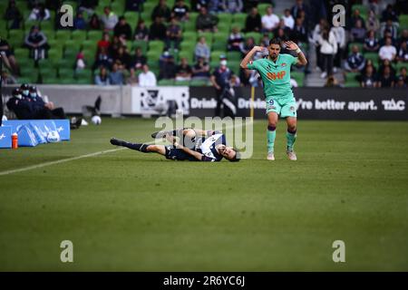 MELBOURNE, AUSTRALIEN - DEZEMBER 05: Stefan Nigro von Melbourne Victory und Bruno Fornaroli von Perth Glory fallen während des A-League-Fußballspiels der 3. Runde zwischen Melbourne Victory und Perth Glory im AAMI Park am 05. Dezember 2021 in Melbourne, Australien. Stockfoto