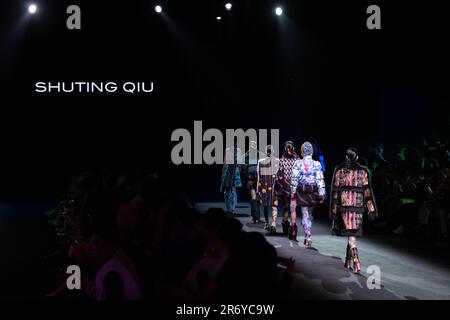 Shanghai, China. 29. März 2023. SHANGHAI, CHINA - 29. MÄRZ 2023 - die Modelle nehmen an der SHUTING QIU Show während der Shanghai Fashion Week AW2023 in Shanghai, China, am 29. März 2023 Teil. (Foto: Costfoto/NurPhoto) Guthaben: NurPhoto SRL/Alamy Live News Stockfoto