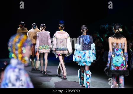 Shanghai, China. 29. März 2023. SHANGHAI, CHINA - 29. MÄRZ 2023 - die Modelle nehmen an der SHUTING QIU Show während der Shanghai Fashion Week AW2023 in Shanghai, China, am 29. März 2023 Teil. (Foto: Costfoto/NurPhoto) Guthaben: NurPhoto SRL/Alamy Live News Stockfoto