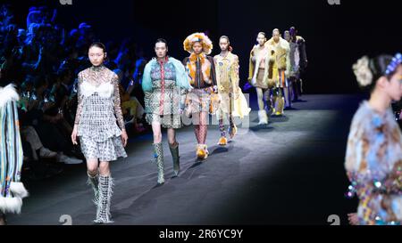Shanghai, China. 29. März 2023. SHANGHAI, CHINA - 29. MÄRZ 2023 - die Modelle nehmen an der SHUTING QIU Show während der Shanghai Fashion Week AW2023 in Shanghai, China, am 29. März 2023 Teil. (Foto: Costfoto/NurPhoto) Guthaben: NurPhoto SRL/Alamy Live News Stockfoto
