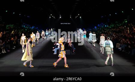 Shanghai, China. 29. März 2023. SHANGHAI, CHINA - 29. MÄRZ 2023 - die Modelle nehmen an der SHUTING QIU Show während der Shanghai Fashion Week AW2023 in Shanghai, China, am 29. März 2023 Teil. (Foto: Costfoto/NurPhoto) Guthaben: NurPhoto SRL/Alamy Live News Stockfoto