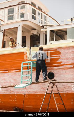 Bootsreparatur in Syros Griechenland Stockfoto