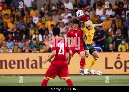 MELBOURNE, AUSTRALIEN - 27. JANUAR: Van Xuan Le von Vietnam führt den Ball vor Aaron Mooy von den australischen Socceroos während des Fußballweltmeisterschaftsspiels zwischen Australia Socceroos und Vietnam am 27. Januar 2022 im AAMI Park in Melbourne, Australien. Stockfoto