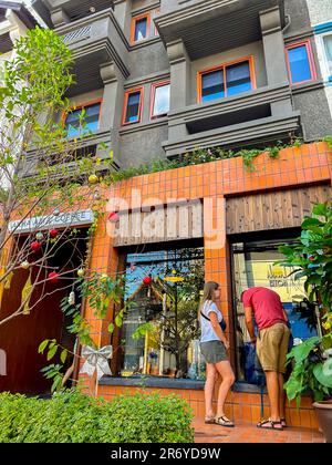 Chiang Mai, Thailand, Junges Touristenpaar Vor Dem Thai Coffee Shop, Front, Stockfoto