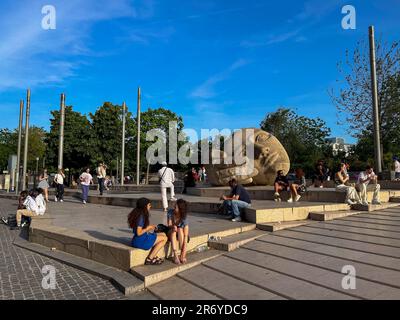 Paris, Frankreich, Straßenszenen, Les Halles District, Young People Hanging Out, Town Square, Modern Sculpture Stockfoto