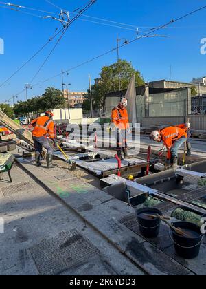 Paris, Frankreich, Bauarbeiter der Gruppe, Reparatur von Straßenbahnschienen, Porte de Vincennes Stockfoto