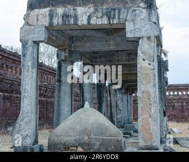 Stein-Struktur im Gomateshwara Anbau, Karkala Stockfoto