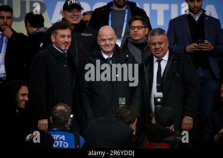 La Plata, Argentinien. 11. Juni 2023. Alejandro Dominguez, Präsident der CONMEBOL (L), Gianni Infantino, Präsident der FIFA (C) und Claudio Tapia, Präsident der AFA (R), stellen sich vor dem Spiel Uruguay gegen Italia im Rahmen der Weltmeisterschaft U20 Argentinien 2023 – Endspiel im Estadio Unico „Diego Armando Maradona“. Endergebnis: Uruguay 1 - 0 Italia (Foto: Roberto Tuero/SOPA Images/Sipa USA) Gutschrift: SIPA USA/Alamy Live News Stockfoto