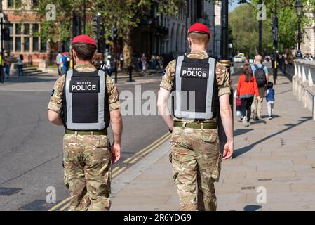Militärpolizei-Patrouille bei Colonel's Review von Trooping the Colour, abschließende Beurteilung der Militärparade vor der vollständigen Veranstaltung nächste Woche Stockfoto