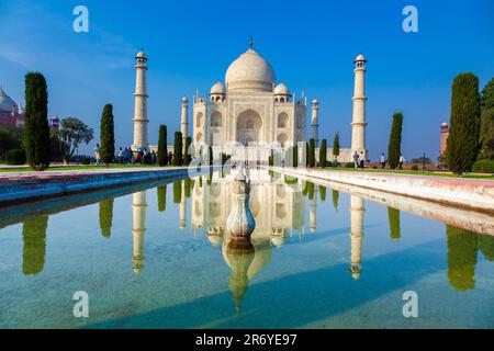 Agra, Indien - 15. November 2011: Besucher besuchen das Taj Mahal in Indien mit Reflexion im Teich. Stockfoto