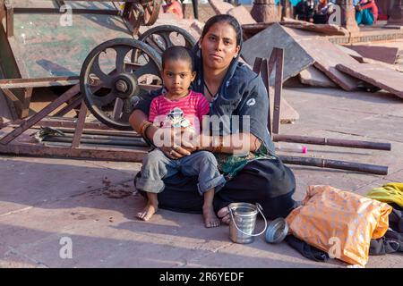 Delhi, Indien - 10. November 2011: Mutter mit Kind ruht auf dem Hof der Jama Masjid Moschee in Delhi. Jama Masjid ist die wichtigste Moschee der Alten Stockfoto