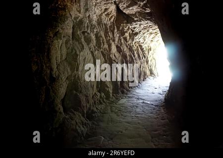 Eintritt in die Höhle aus der Dunkelheit als schöner Hintergrund Stockfoto