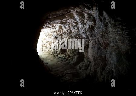 Eintritt in die Höhle aus der Dunkelheit als schöner Hintergrund Stockfoto