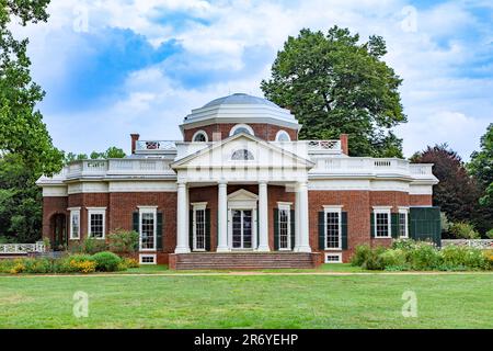 Charlottesville, Virginia - 17. Juli 2010: Blick auf Thomas Jeffersons Monticello Landgut vom Rasen aus. Stockfoto