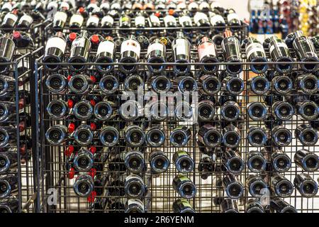 Washington, USA - 15. Juli 2010: Weinregal in einem Lebensmittelgeschäft mit großer Auswahl an Rot- und Weißweinflaschen. Stockfoto