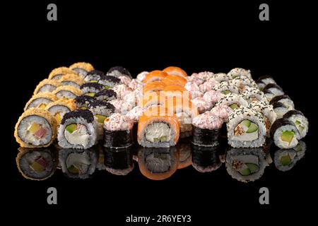 Gemischtes japanisches Sushi-Rollset. Sushi-Brötchen richten selektiven Fokus aus der Nähe ein. Stockfoto