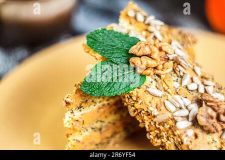 Ein herzhafter und gesunder Walnusskuchen mit frischen Kräutern und Minzkernen für ein köstliches Dessert oder eine Mahlzeit. Stockfoto