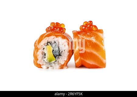 Eine Auswahl an farbenfrohen Sushi-Brötchen, darunter eine California Roll mit Lachs und frischen Produkten, auf weißem Hintergrund. Ein köstliches und gesundes japanisches D Stockfoto