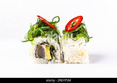 Eine Auswahl an farbenfrohen Sushi-Brötchen, darunter eine California Roll mit Lachs und frischen Produkten, auf weißem Hintergrund. Ein köstliches und gesundes japanisches D Stockfoto