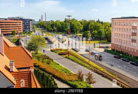 Lodz, Polen - 21. Mai 2023: Zeromskiego und Mickiewicza Straßen Kreisverkehr und Verkehrsknotenpunkt im historischen Stadtzentrum der Altstadt von Lodz Stockfoto