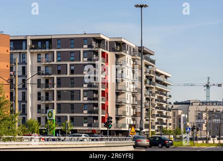 Lodz, Polen - 21. Mai 2023: Central Park Apartments moderner Wohnkomplex in der Zeromskiego Straße im historischen Stadtzentrum der Altstadt von Lodz Stockfoto